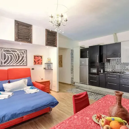 Pet Friendly In With Kitchen Genoa